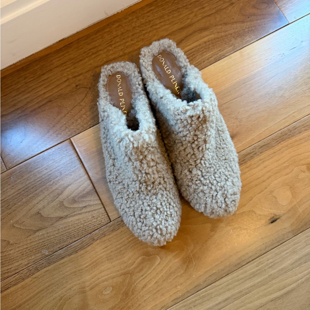 Donald J. Pliner Women's Cozy Clogs